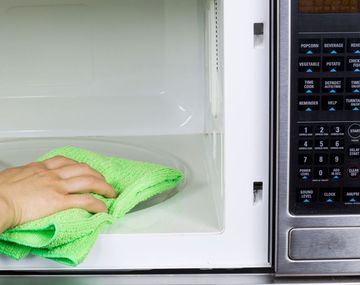Este simple y económico truco casero explica cómo limpiar y desinfectar los microondas.