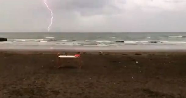 Olvidate del flash: mirá este impresionante rayo sobre una playa de Mar del Plata