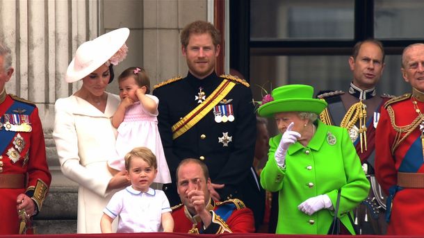 Escrachan a la reina de Inglaterra cuando reta a su nieto William en un acto público