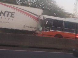 General Paz: fuerte choque entre un micro escolar y un camión deja al menos 15 heridos