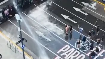 represion en congreso: el camion hidrante ataco a los manifestantes que cantaban milei, basura represion en congreso: el camion hidrante ataco a los manifestantes que cantaban milei, basura