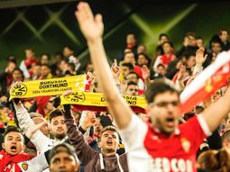 Hinchas de Mónaco alentaron a los del Dortmund tras atentado Hinchas de Mónaco alentaron a los del Dortmund tras atentado