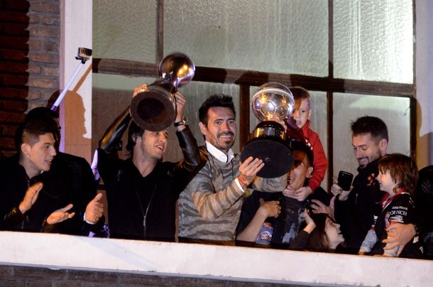 Miles de hinchas de Huracán celebraron la Supercopa Argentina