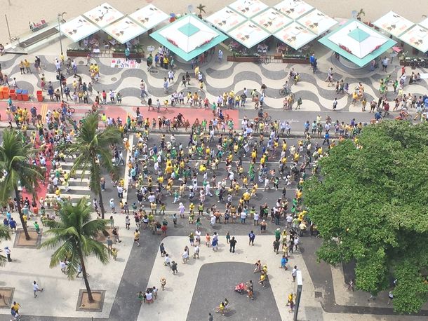Miles de brasileños protestaron contra Rousseff en Río de Janeiro