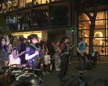 Fans de Liam Payne se reunieron en la puerta del hotel para despedirlo