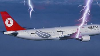 un rayo incendio un avion turco y causo temor en el pasaje