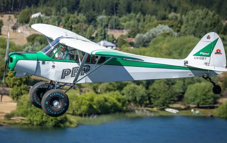 Chubut: un piloto aterrizó en una laguna congelada y espera que lo rescaten
