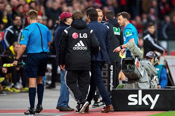 La insólita decisión de un árbitro: Se enojó con un técnico y se fue de la cancha