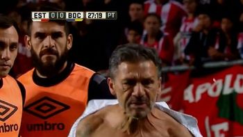 La locura del DT de Estudiantes tras un fallo del árbitro La locura del DT de Estudiantes tras un fallo del árbitro