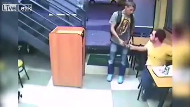 La comida ante todo: mirá la increíble reacción de un joven durante un robo