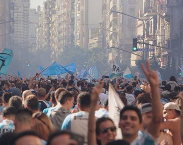 Banderazo hinchas de Racing. Foto: @RacingEterno