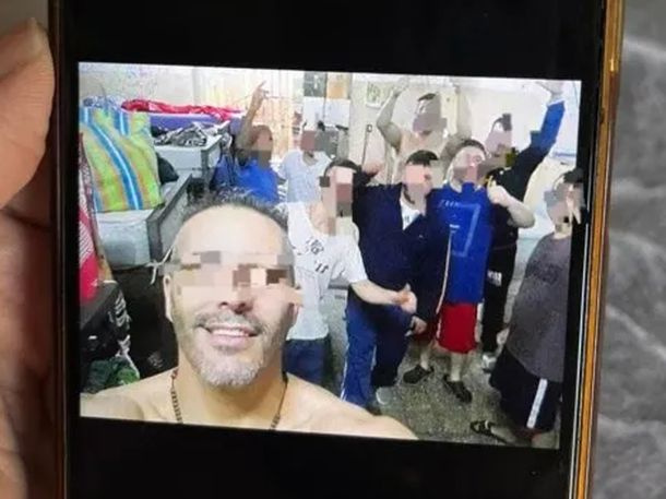 Presos estafaron a una familia con un alquiler cerca de Mar del Plata y se burlaron con una foto desde la cárcel