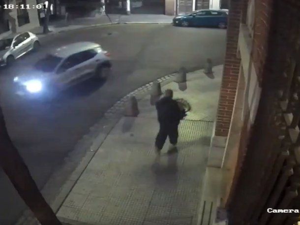 El ladrón escapando con la imagen de la Virgen de Luján