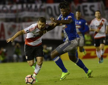 La lucha de Rodrigo Mora con un jugador del Emelec