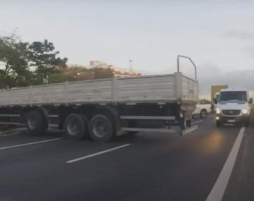 Caos en Autopista Dellepiane por un corte de vecinos sin luz