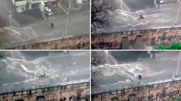 La lucha del motociclista para avanzar en una calle inundada