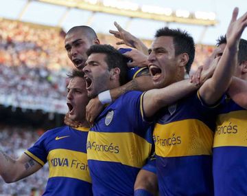 Gigliotti festeja el gol con el que Boca le ganó a River el 6/10/2013