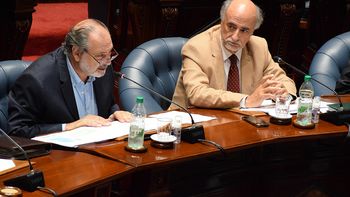 El ministro Pablo Mieres compareció ante el Parlamento y fustigó la propuesta del PIT-CNT para dejar sin efecto la reforma de la seguridad social. El ministro Pablo Mieres compareció ante el Parlamento y fustigó la propuesta del PIT-CNT para dejar sin efecto la reforma de la seguridad social.