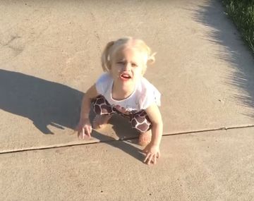 Mirá a la nena que se enoja porque su sombra no la deja tranquila