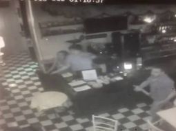 video: un cliente estallo de furia y rompio lo que estaba a su alcance en un restaurante video: un cliente estallo de furia y rompio lo que estaba a su alcance en un restaurante