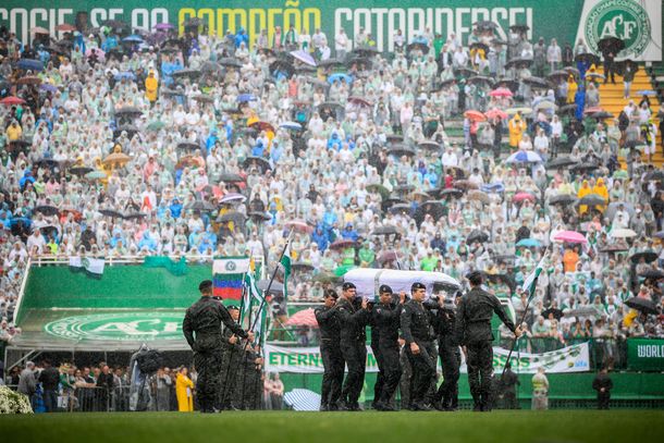 Emotiva despedida a los jugadores de Chapecoense bajo la lluvia