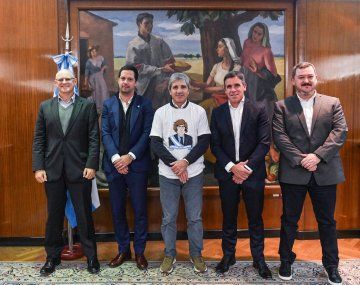 Caputo recibió a directivos de Ford con una remera con la estampa de Milei
