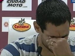 Sand anunció que vuelve a Lanús y se quebró en plena conferencia