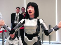 302787_robot-robotka-hrp-4c-crop