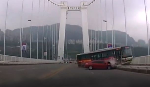 El micro chocó contra un auto y cayó del puente. Murieron 13 personas