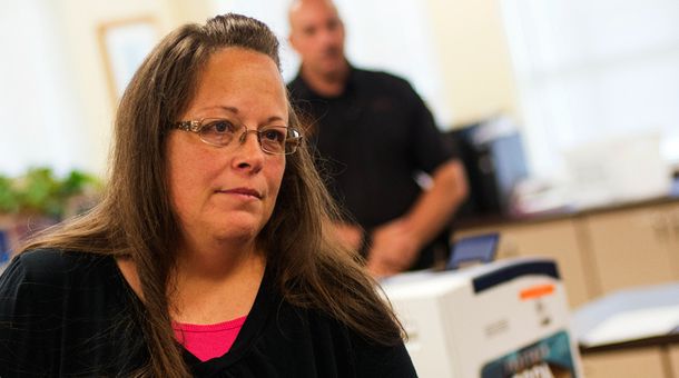 Cárcel para una mujer que no quería expedir licencias de matrimonio igualitario