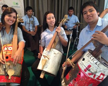 Chicos hacen música con basura
