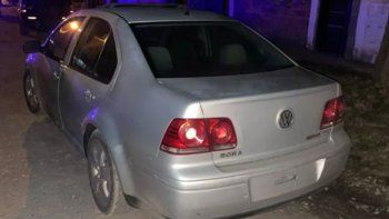 El auto Volkswagen Bora en el que se trasladaban dos policías