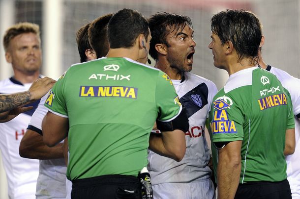 Fabián Cubero protesta por la decisión del línea en el penal de River.