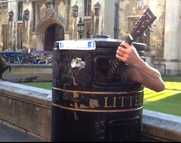 El misterioso músico callejero que toca desde un tacho de basura