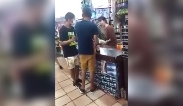 VIDEO: Fue a un supermercado chino y le faltó el respeto a la cajera por el coronavirus
