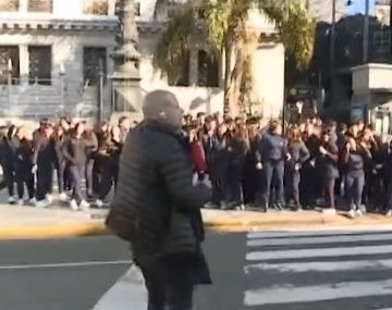 La reacción de un contingente de secundarios al vallado en el Congreso: Un desastre