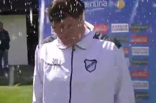 Lo tapó el agua: Falcioni, empapado durante una nota