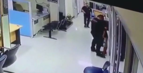 Un policía abrazó a un hombre que entró a una comisaría con un cuchillo&nbsp;