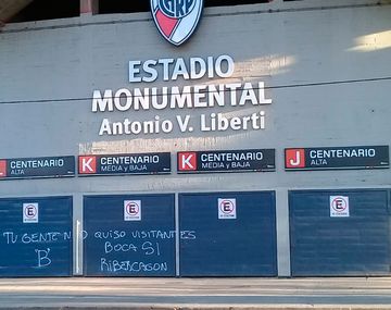 Se calienta la previa del Superclásico: hinchas de Boca pintaron las paredes del Monumental