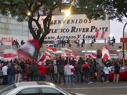 hinchas marcharon en apoyo a cavenaghi y el chori dominguez hinchas marcharon en apoyo a cavenaghi y el chori dominguez
