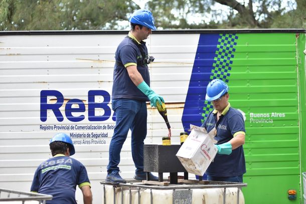 El ministerio de Seguridad bonaerense destruyó 30 mil litros de alcohol de ventas ilegales
