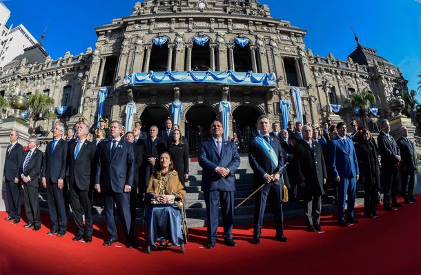 Mauricio Macri firmó un acuerdo con las provincias, que reclamaron unidad