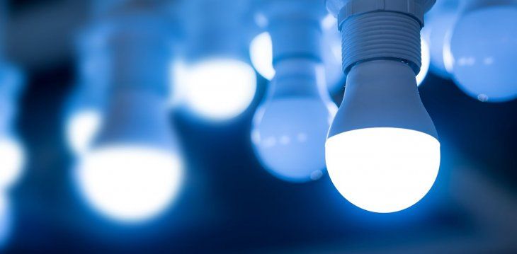 ¿Consume más electricidad apagar y prender la luz o mantenerla encendida?