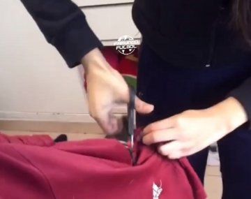 Le cortó las camisetas de fútbol al novio en venganza: Que le duela