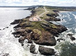 El gobierno evaluará un proyecto inmobiliario en Punta Ballena que generó polémica. El gobierno evaluará un proyecto inmobiliario en Punta Ballena que generó polémica.