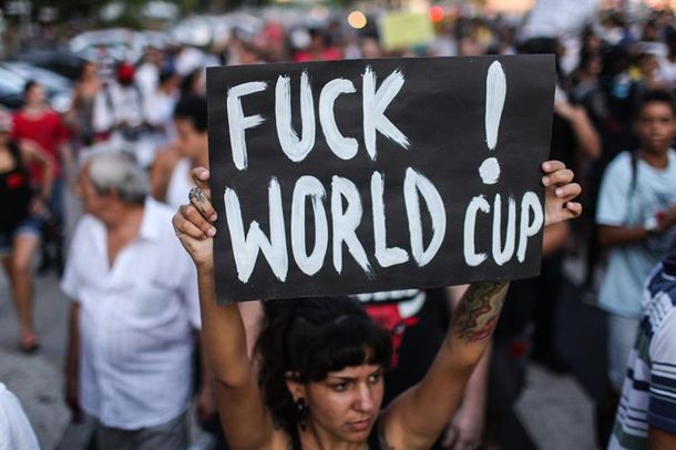 Miles de personas volvieron a protestar en Brasil contra la organización del Mundial