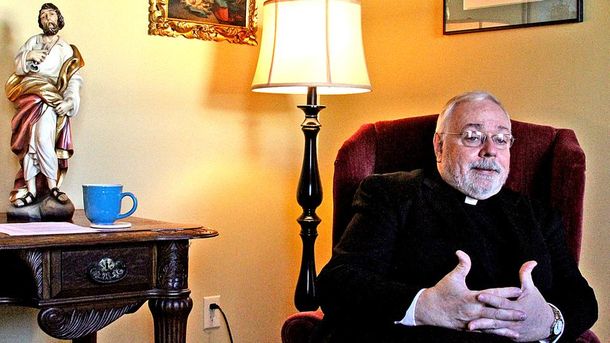 Encuentran a un cura teniendo sexo en un cementerio