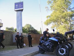 La puerta del INTI está fuertemente custodiada