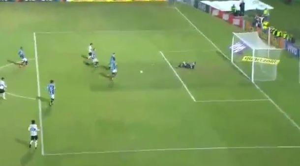 ¿El blooper del año? Un defensor quiso despejarla y terminó de la peor manera