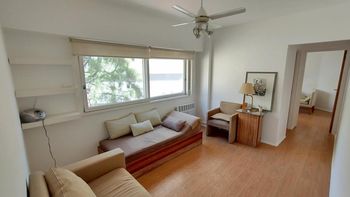 Ambiente principal con piso flotante símil madera, buena entrada de luz natural y ventilación cruzada; tipología frecuente en departamentos de tres ambientes Ambiente principal con piso flotante símil madera, buena entrada de luz natural y ventilación cruzada; tipología frecuente en departamentos de tres ambientes